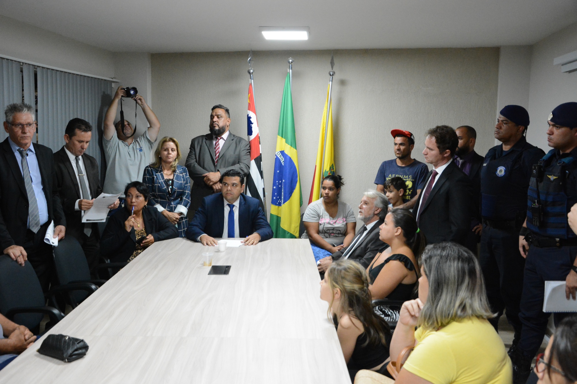 Vereadores se reúnem com pais de alunos e agentes de segurança pública
