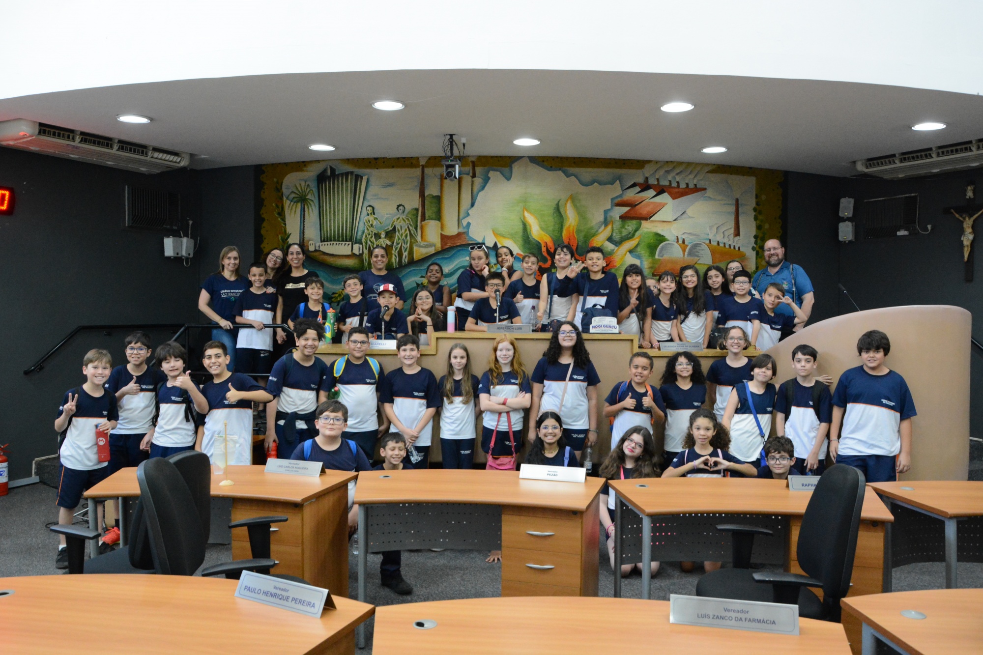Alunos do Colégio Integrado São Francisco visitam a Câmara Municipal como parte do Projeto Cidadania