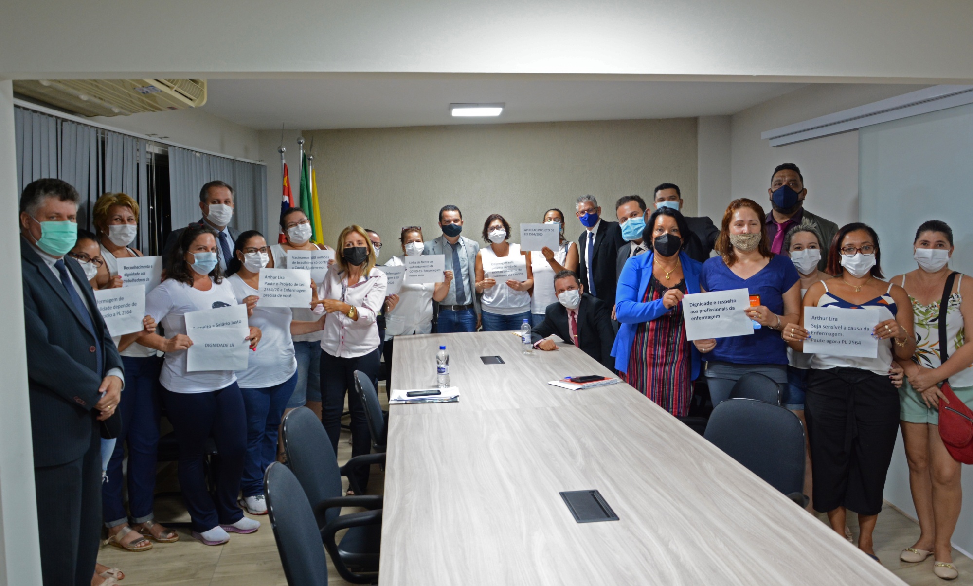 Enfermeiras, técnicas e auxiliares de enfermagem pedem apoio para a votação do PL 2564/20