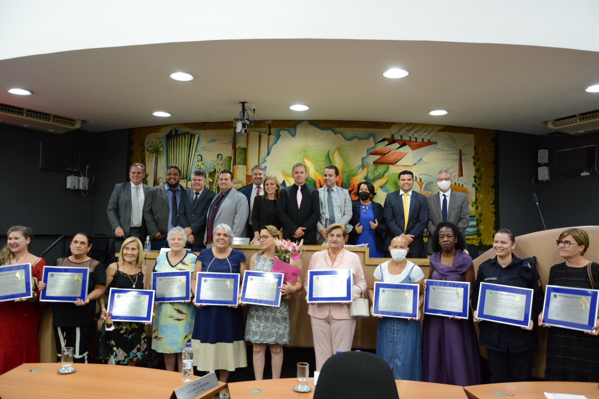 Câmara presta homenagem às mulheres em Sessão Solene