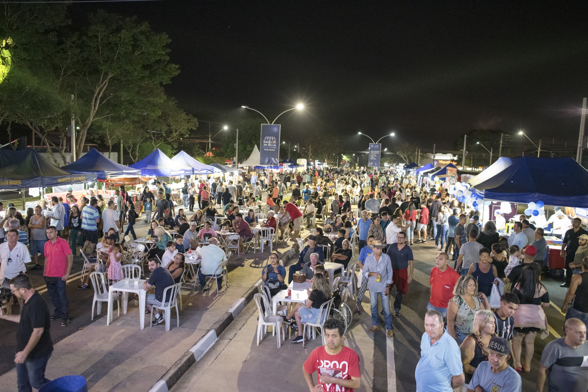 Feira Noturna é inaugurada com sucesso de público