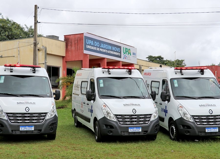 Três ambulâncias conquistadas por vereadores são entregues