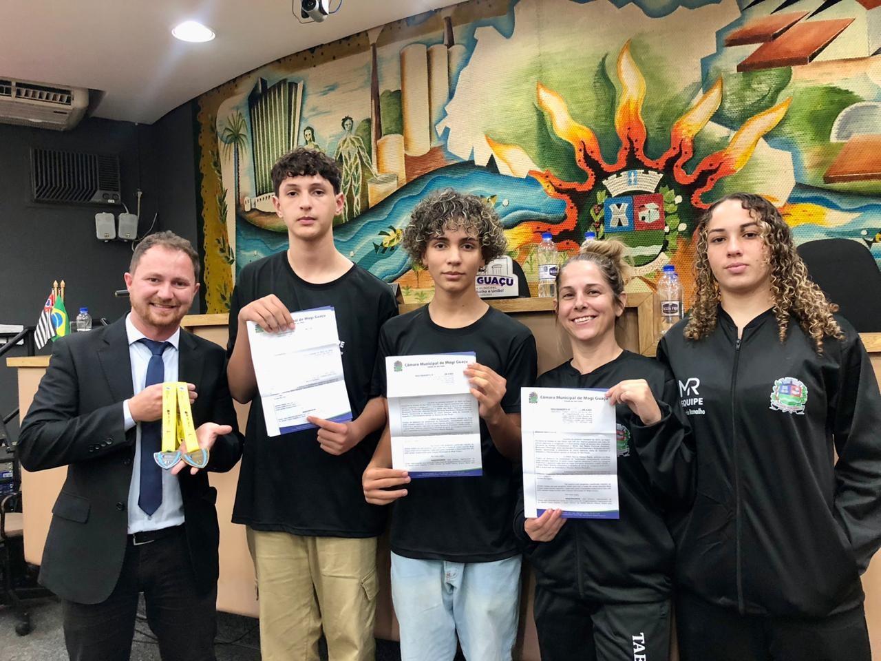 Alunos da EMEF Márcia Helena Risola são homenageados na Câmara Municipal por destaque nos Jogos Escolares do Estado de São Paulo