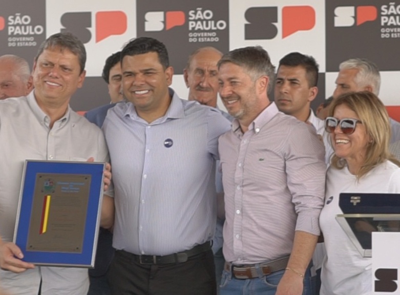 Governador Tarcísio de Freitas recebe o título de Cidadão Guaçuano