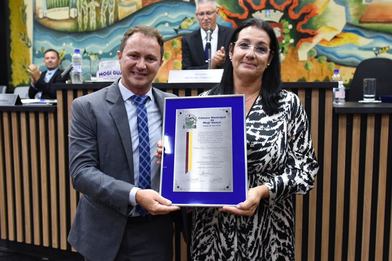 Professora Maria Luiza Adorno Barbosa Recebe Título de 'Cidadã Guaçuana'