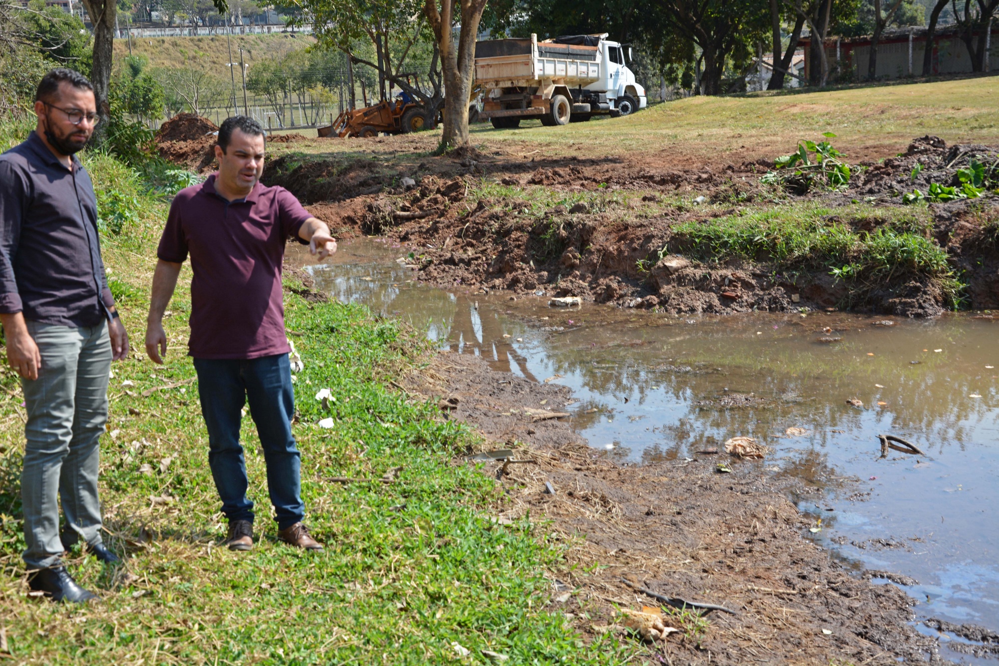 Vereador Guilherme da Farmácia visita obras de mina d’ água no Jardim Itamaraty